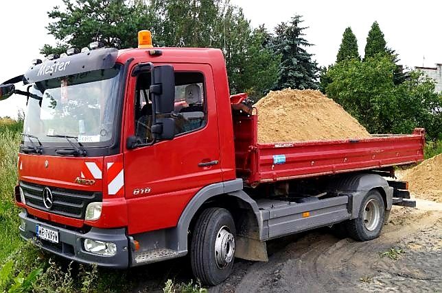 Piach ziemia kruszywo beton suchy szlaka- wywrotka mała i d Radom